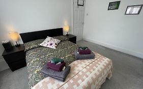 Double Bedroom In Sudbury Hill Wembley - 10 Mins From Wembley Stadium